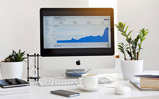 华体会体育-湖南张家界：云端竞速！天门山绝壁天梯上演“空中马拉松”